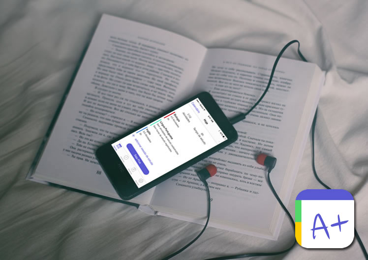 livro aberto e um smartphone